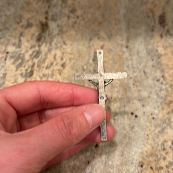 Silver cross. It doesn't come with a chain - Picture 5 of 5